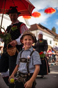 Izjemen obisk zaznamoval 50. Dneve narodnih noš in oblačilne dediščine v Kamniku (Blaž T. Muc)  (95)